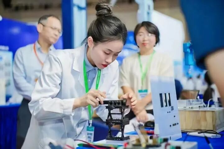 李老师正在进行实验操作