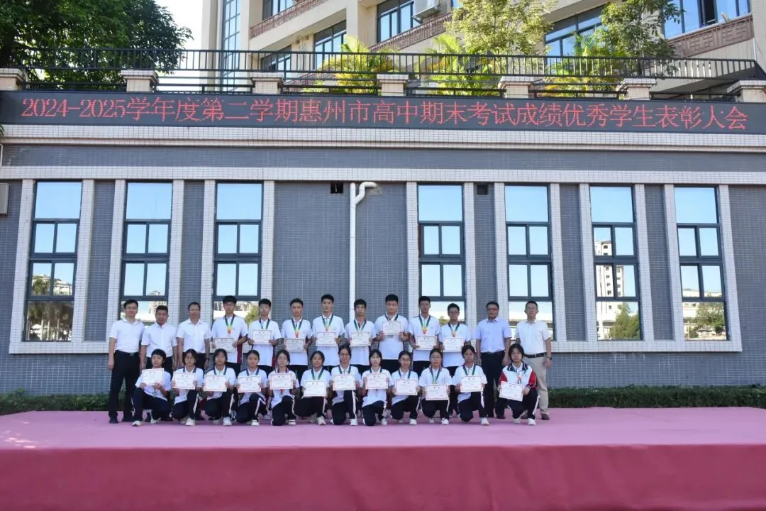 校领导与获奖学生合影留念