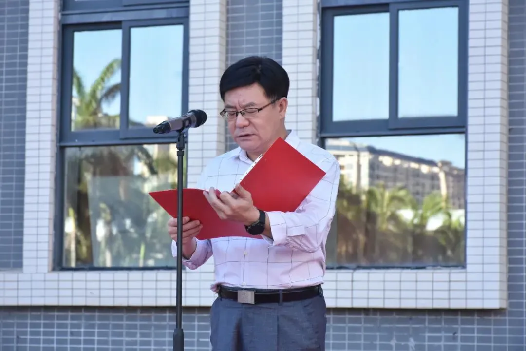 教务处唐涛主任宣读获奖名单