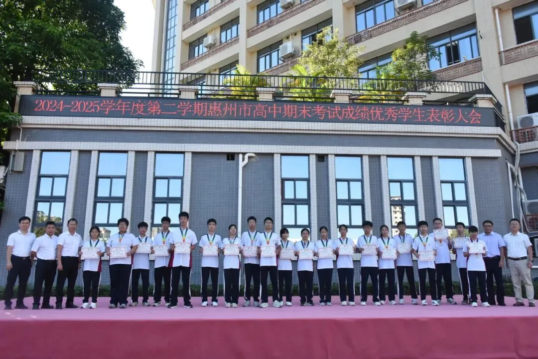 校领导为获奖学生颁发奖状和奖牌