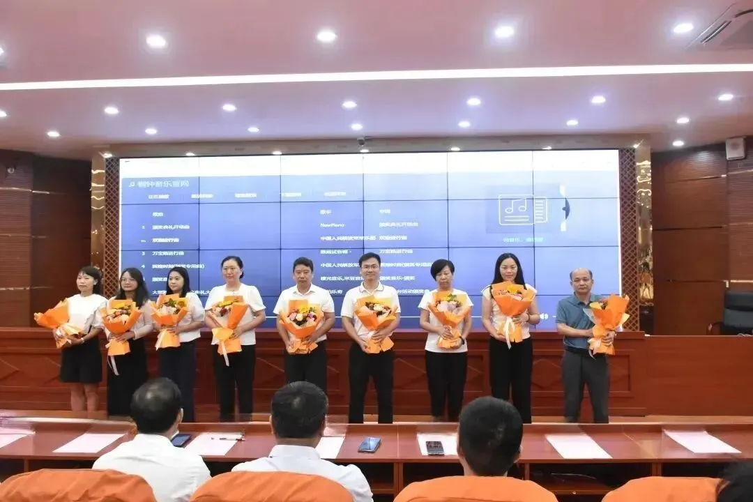 校领导为支教教师代表献花