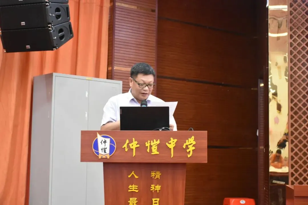 受表彰的优秀教师代表合影