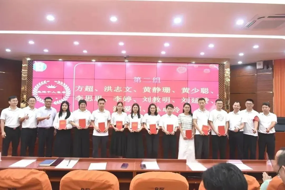 教师代表接受表彰