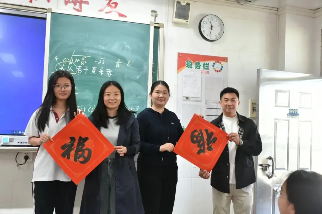 副校长赵群祥与学生分享新春祝福