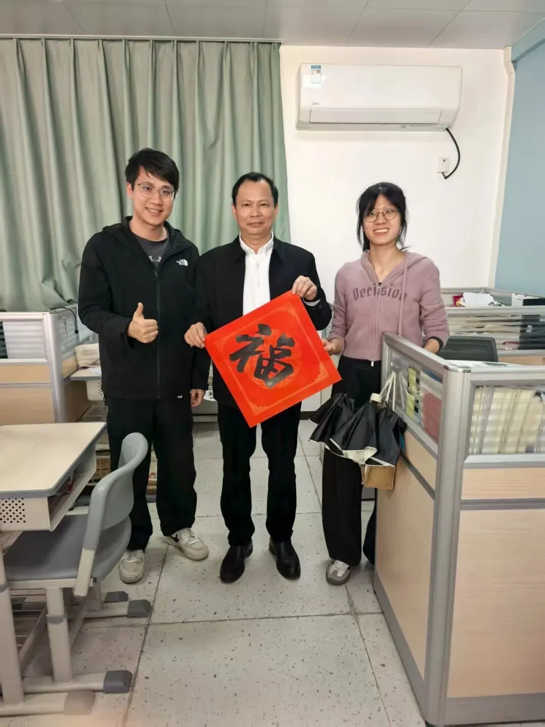 领导们与学生亲切交流