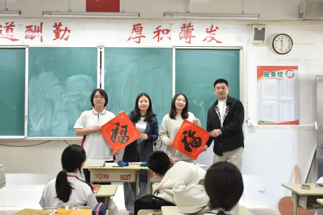 领导们参观学生作品展示区