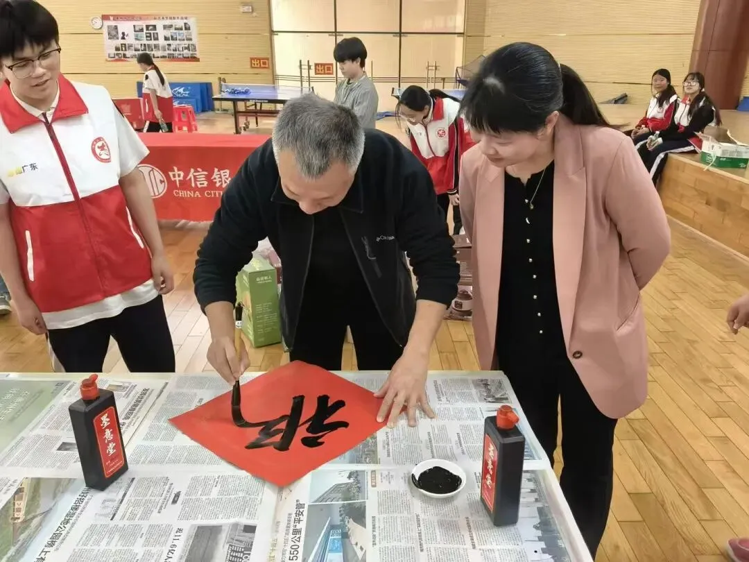 体育馆内春联创作的繁忙景象