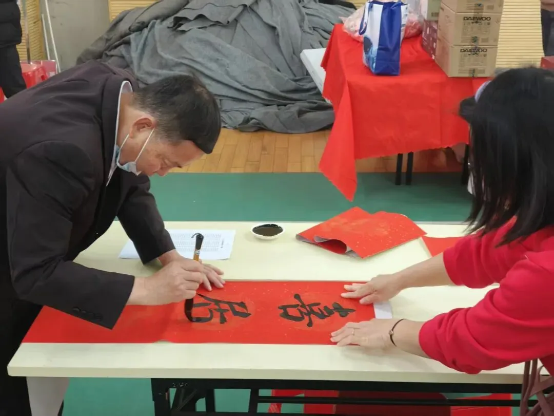 学生认真书写春联的场景