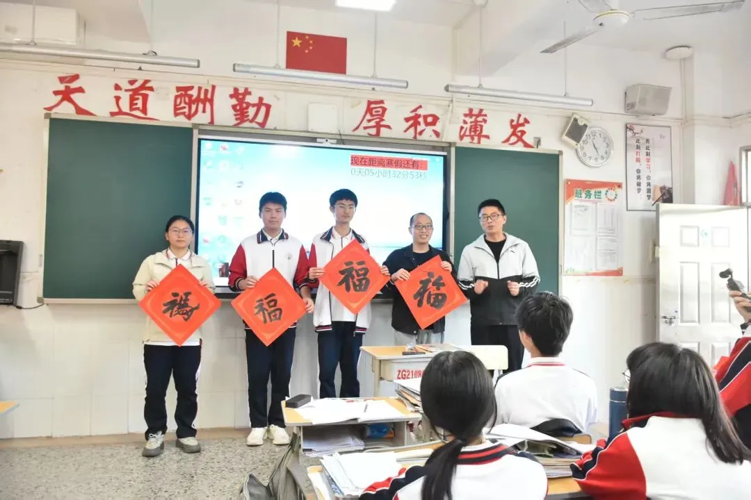 领导们在教室分享喜悦