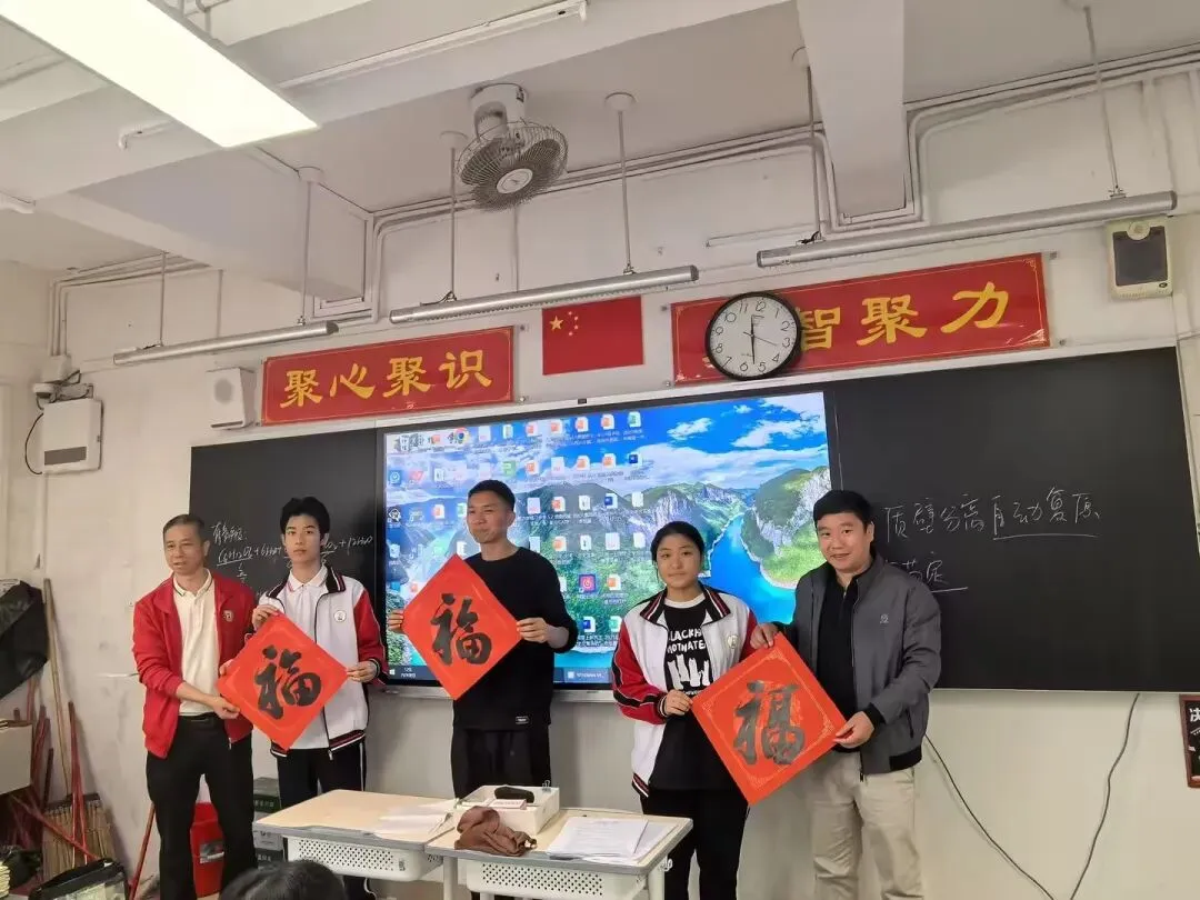 党委委员卢华林与师生共度新春时光