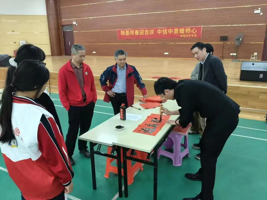 学生志愿者参与春联书写活动