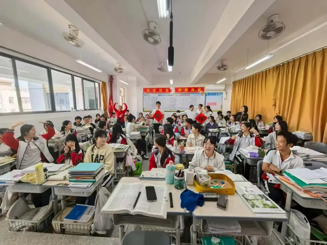 领导们与学生合影留念