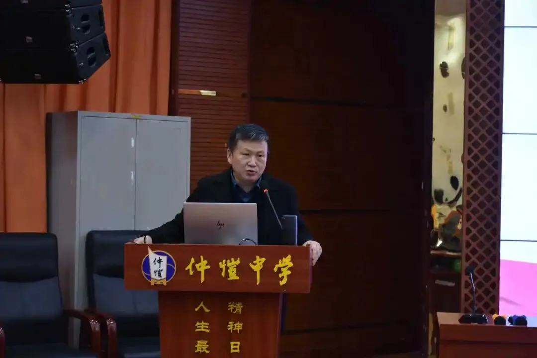 教师们认真聆听讲座并做笔记