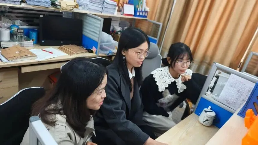 学生动手实践实验操作