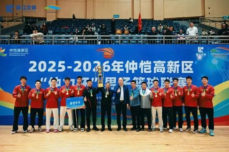 比赛中的精彩瞬间，球员们奋力拼抢