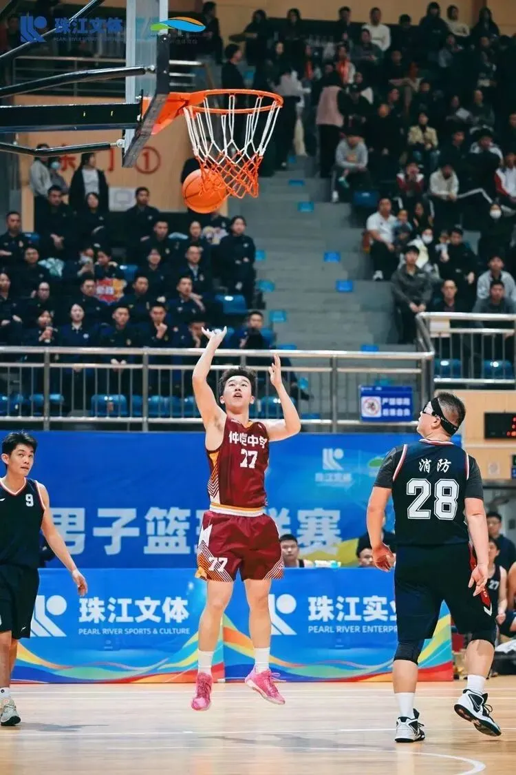 仲恺中学教师篮球队队员们庆祝胜利