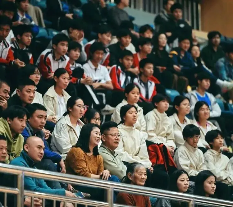 核心球员李扬在比赛中突破上篮