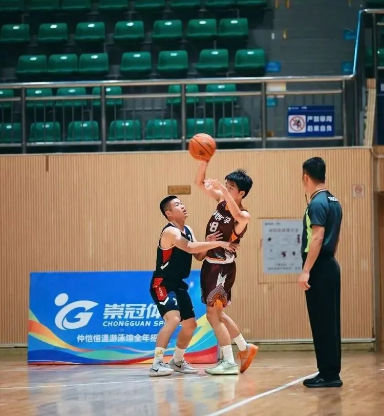 李扬在比赛最后时刻罚球