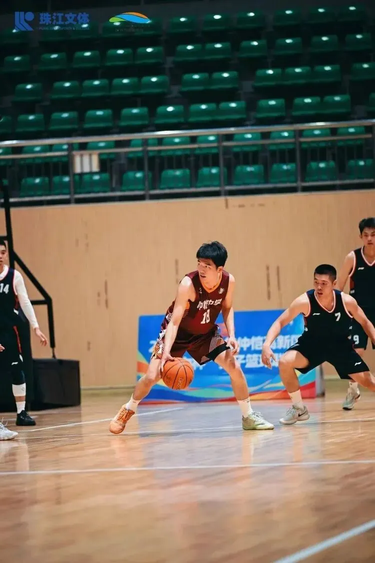 学校领导为获奖教师球队颁奖