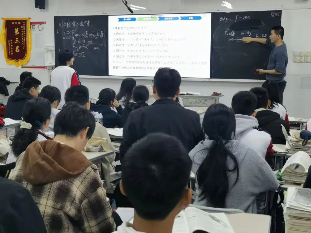 林佳微老师在课堂上引导学生进行AI辅助的物理概念探究