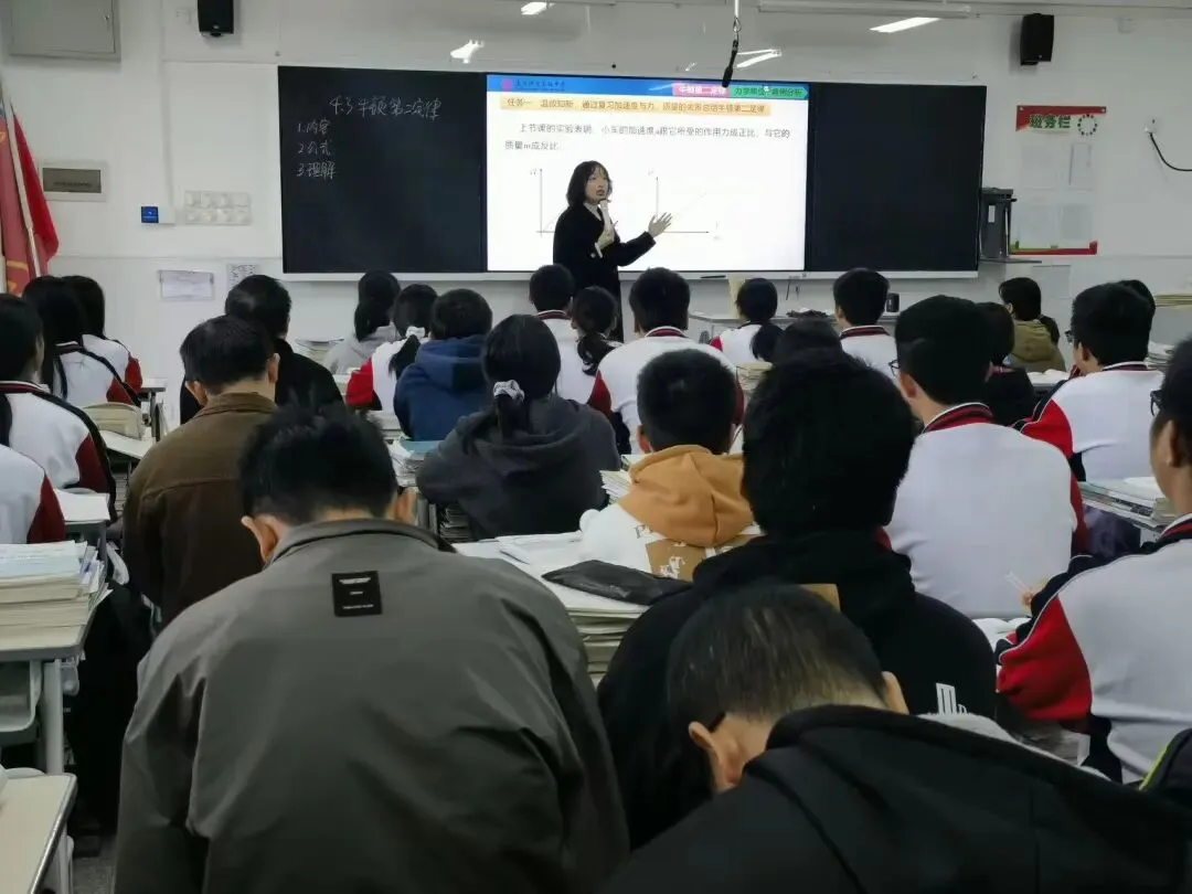 学生们在课堂上积极参与AI辅助的物理实验