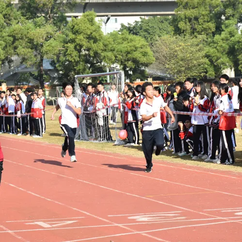 学生们在接力比赛中默契配合
