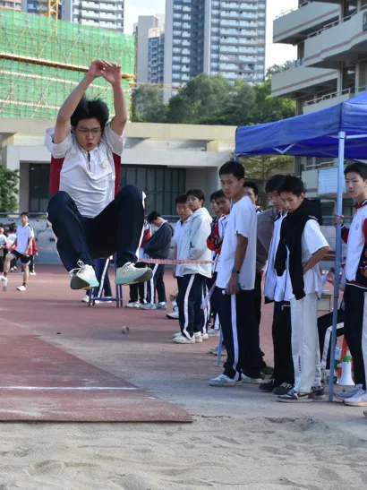 学生跳远比赛瞬间