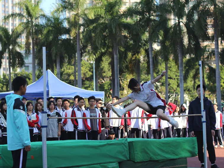 学生跳高比赛精彩瞬间