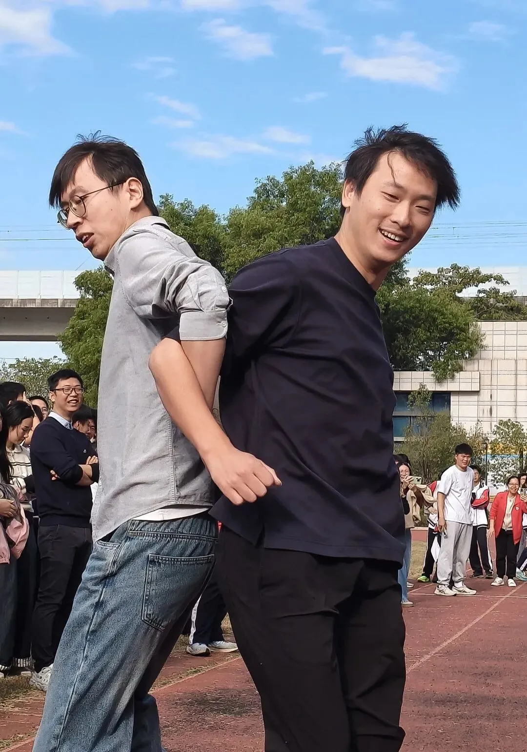 教工组背靠背夹球接力