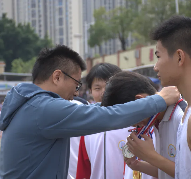 获奖学生代表上台领奖