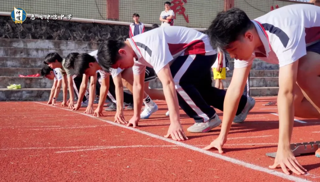 运动员在赛道上全力冲刺