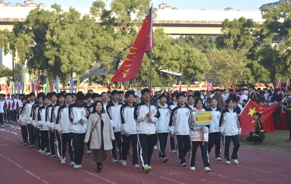 学生们精神抖擞地走过主席台