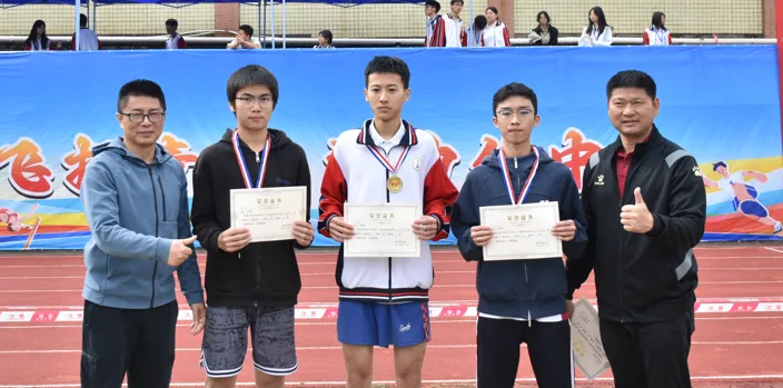 运动会圆满落幕，师生合影留念