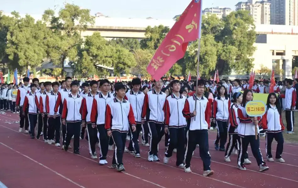 学生们在运动会入场式上展示风采