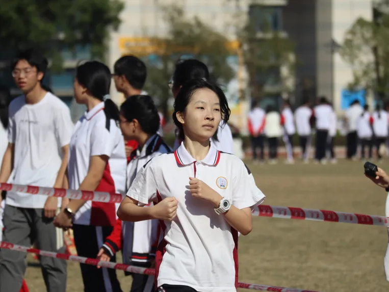 学生们在田径比赛中展现速度与力量