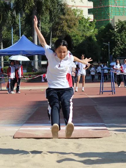 学生们在田径赛场上奋力拼搏