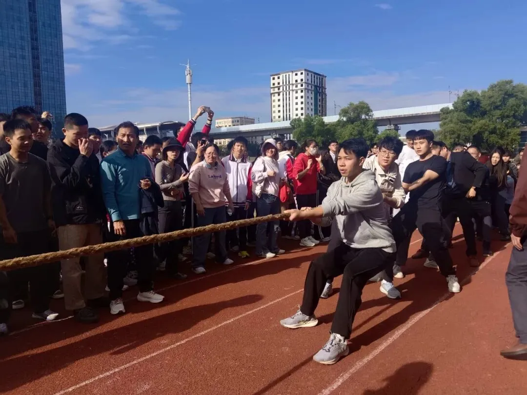 拔河比赛中教师们齐心协力