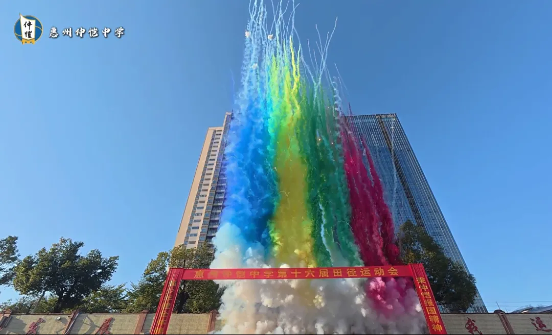 国旗护卫队迈着铿锵步伐入场