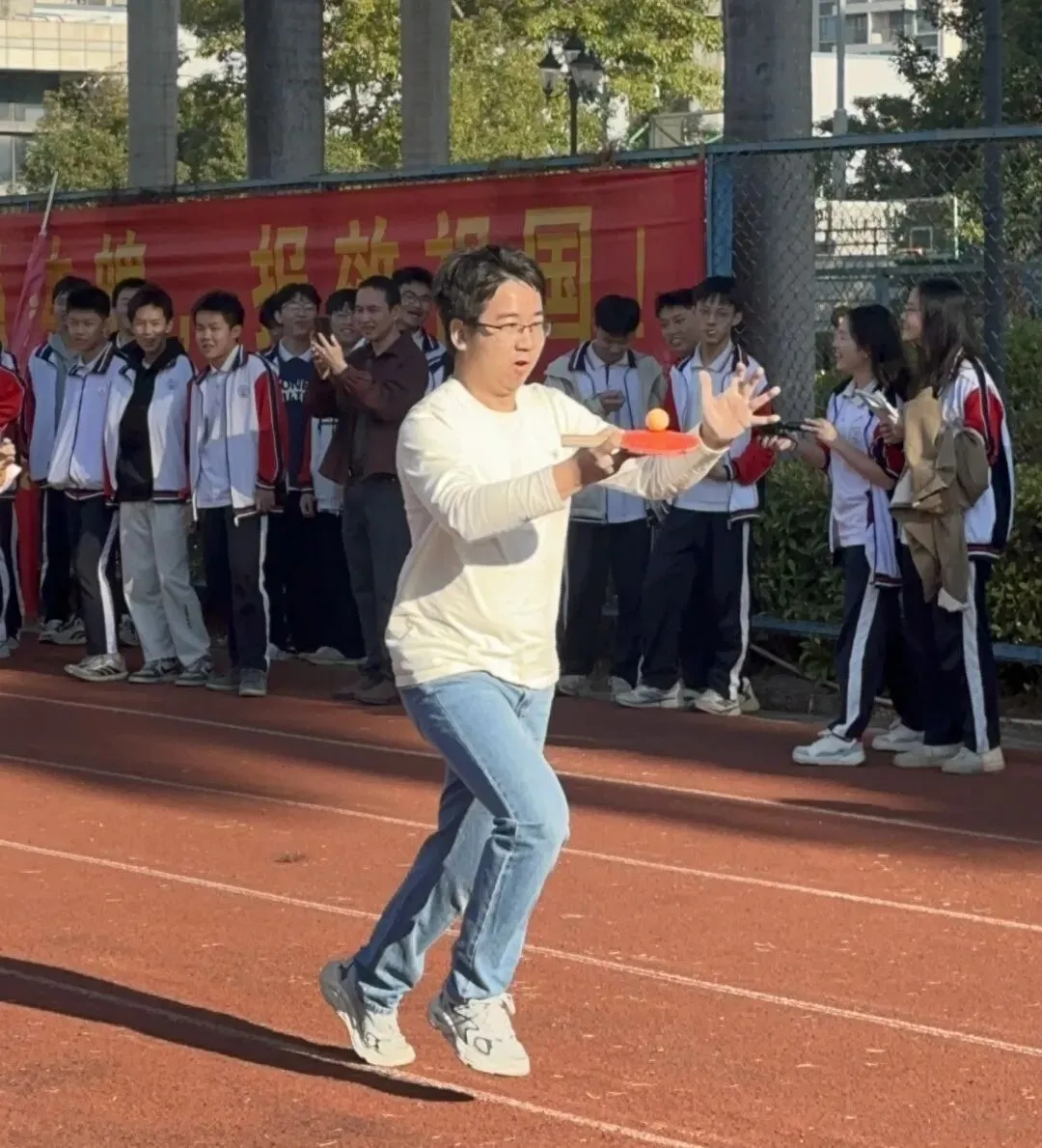 教师们在乒乓球接力比赛中展现默契