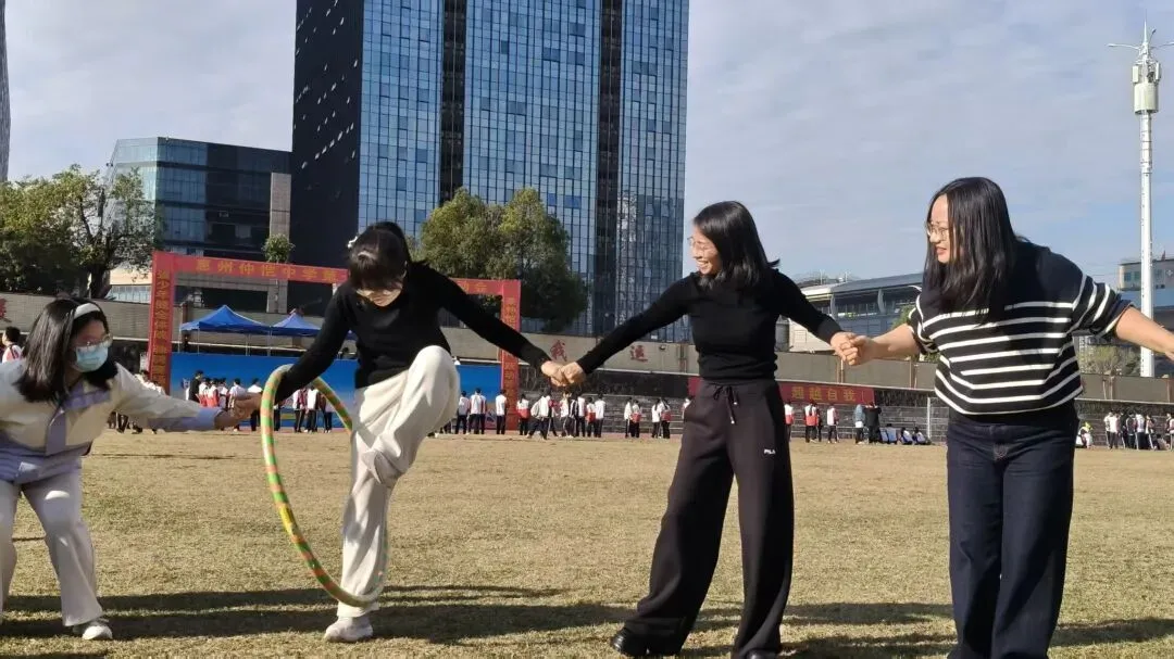 教师们在趣味运动会中享受快乐时光