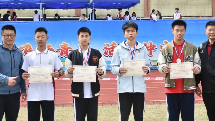 领导与获奖师生合影