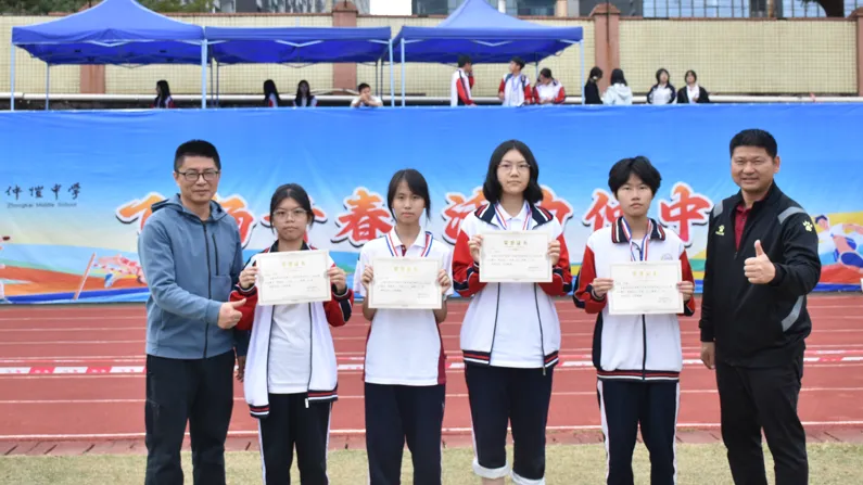 赵群祥副校长为学生颁奖