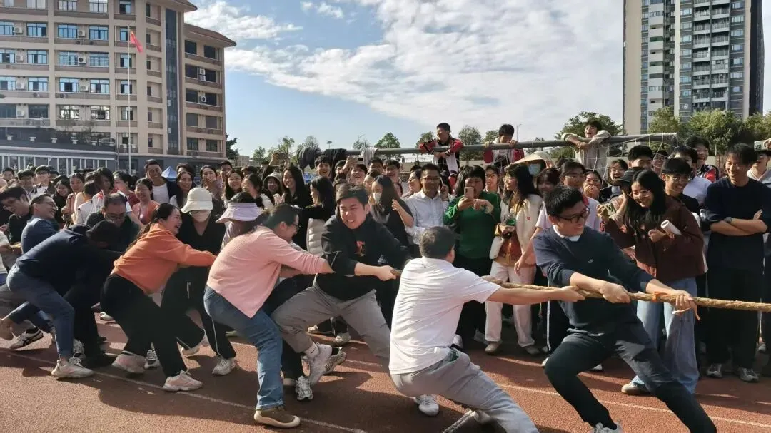 教工组拔河比赛现场