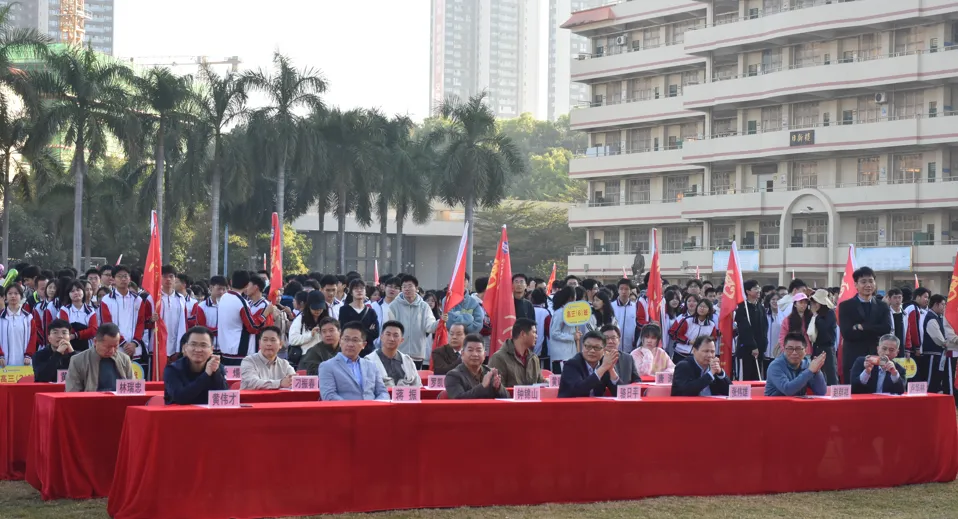 各班级方阵统一着装，口号嘹亮，步伐整齐