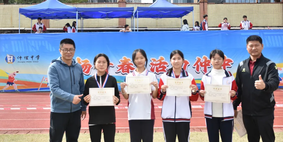 黄建文主任为学生颁奖