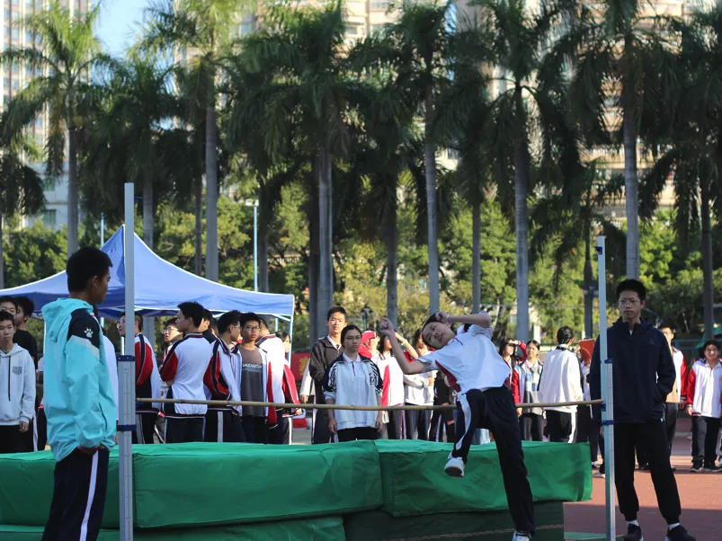 学生们在跳高比赛中挑战高度