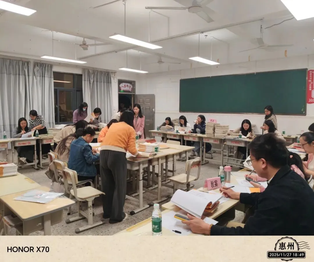 检查人员认真核对作业批改情况