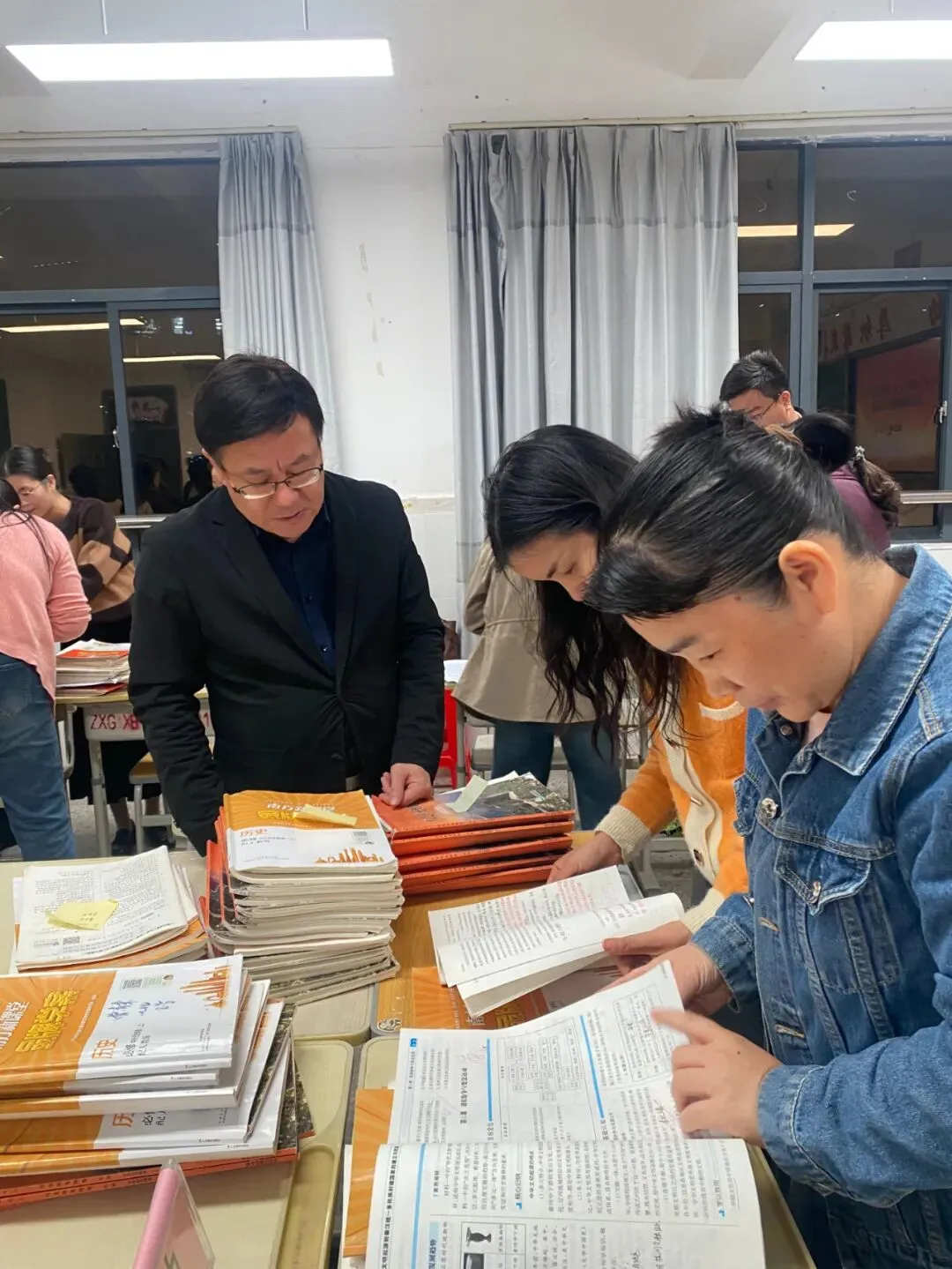 领导们与检查人员交流