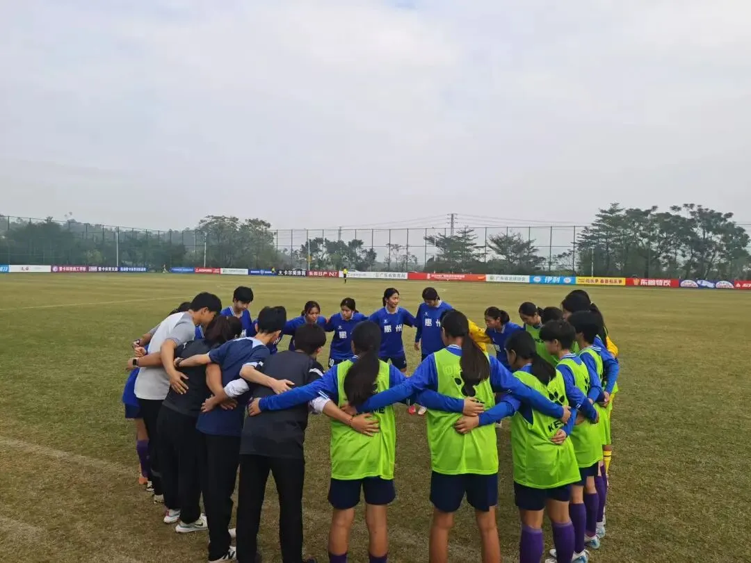 队员们在训练中互相鼓励