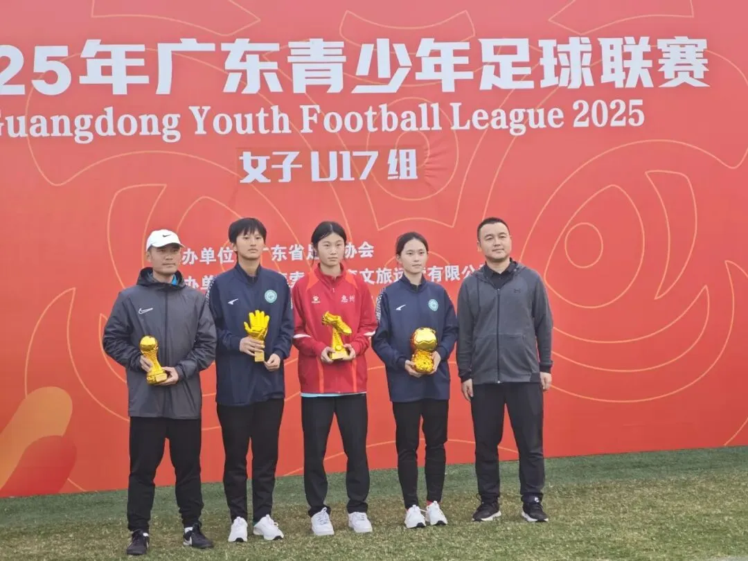 陈俞朵同学在比赛中射门瞬间